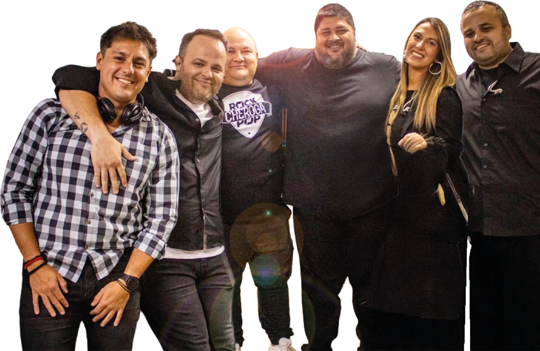 Los seis integrantes de Cheroga abrazados y sonriendo
